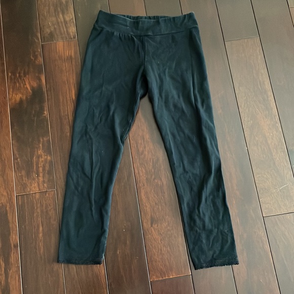 🌻3/$20 Girls black capris leggings size 10-12 - Picture 3 of 4